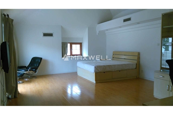 Land bridge-4br of 370sqm, with basement !