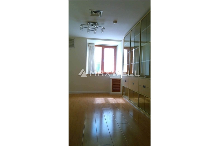 Land bridge-4br of 370sqm, with basement !