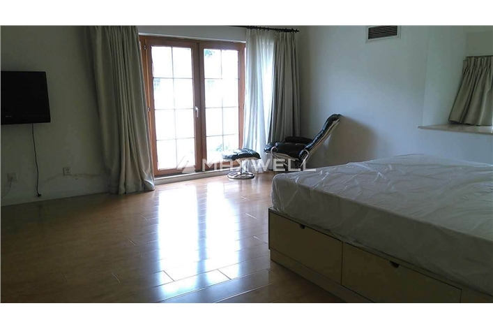 Land bridge-4br of 370sqm, with basement !