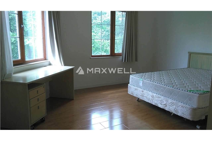 Land bridge-4br of 370sqm, with basement !