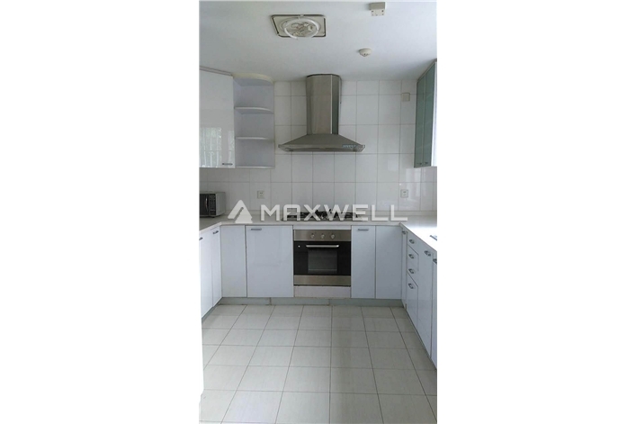 Land bridge-4br of 370sqm, with basement !