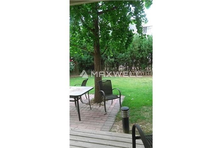 Land bridge-4br of 370sqm, with basement !