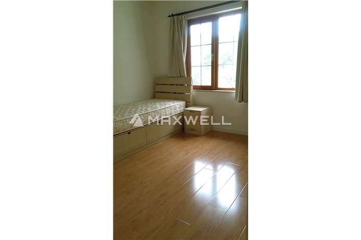 Land bridge-4br of 370sqm, with basement !