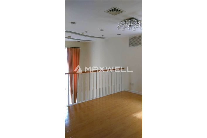 Land bridge-4br of 370sqm, with basement !