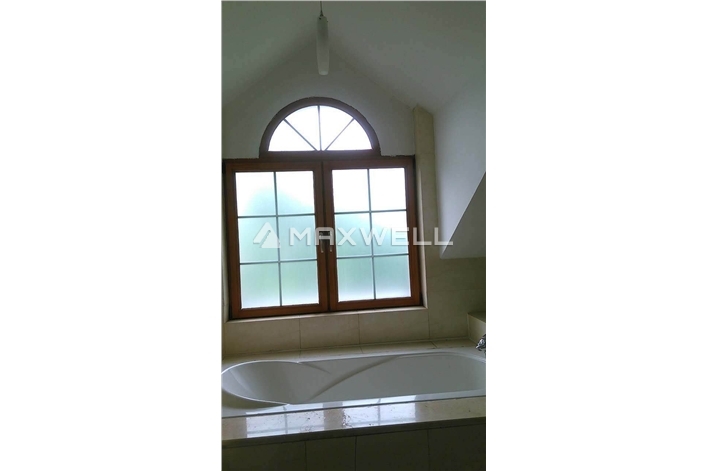 Land bridge-4br of 370sqm, with basement !